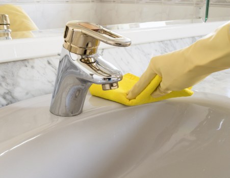 Bathroom end of tenancy cleaning in a Barnet home